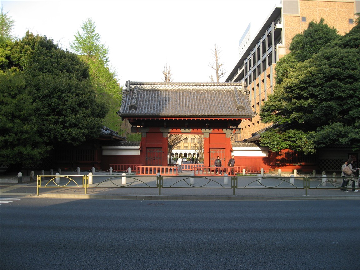 Hongo red gate (akamon)